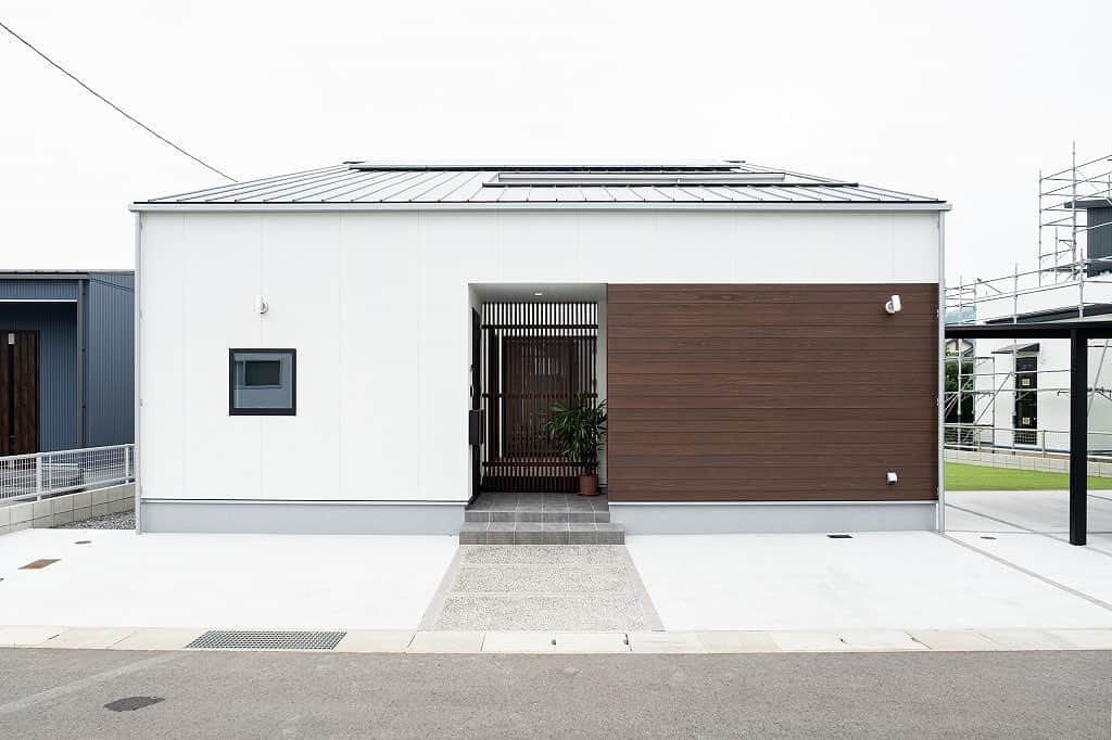 ソラマド香川のインスタグラム：「青空と暮らす家 あなただけの特別な住まいをプロデュースします。 ・ --------------------------------------- 「 #ソラマド香川 」で検索🔍 ・ ★「ソラマドの家」資料請求はこちら ・ → @request.soramadokagawa ・ ★もっと施工事例を見たい方はこちら ・ → @soramado_kagawa --------------------------------------- ソラマド香川(センコー産業株式会社) 綾歌郡宇多津町浜三番丁22-4 電話番号：0120-49-7257 営業時間：10時〜17時(水曜定休日) --------------------------------------- ・ ・ #外観デザイン#玄関収納#木の家#無垢床#マイホーム#新築#自由設計#シンプルな暮らし#自然光#暮らしを楽しむ#空間デザイン#soramado#ソラマド#家づくり#中庭のある家#カフェスタイル#自然素材#漆喰#自然素材の家#コートハウス#空#ウッドデッキ#注文住宅#中庭#おしゃれな家#ソラマドキッチン#設計事務所#センコー産業」