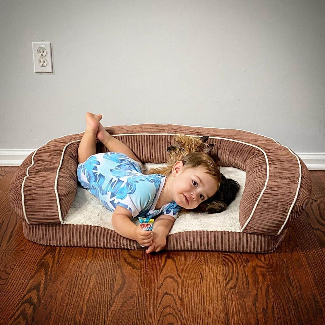 ディーナ・ニコール・コルテーゼのインスタグラム：「Just a kid eating his peanut butter cuddling his best friend 💙❤️」