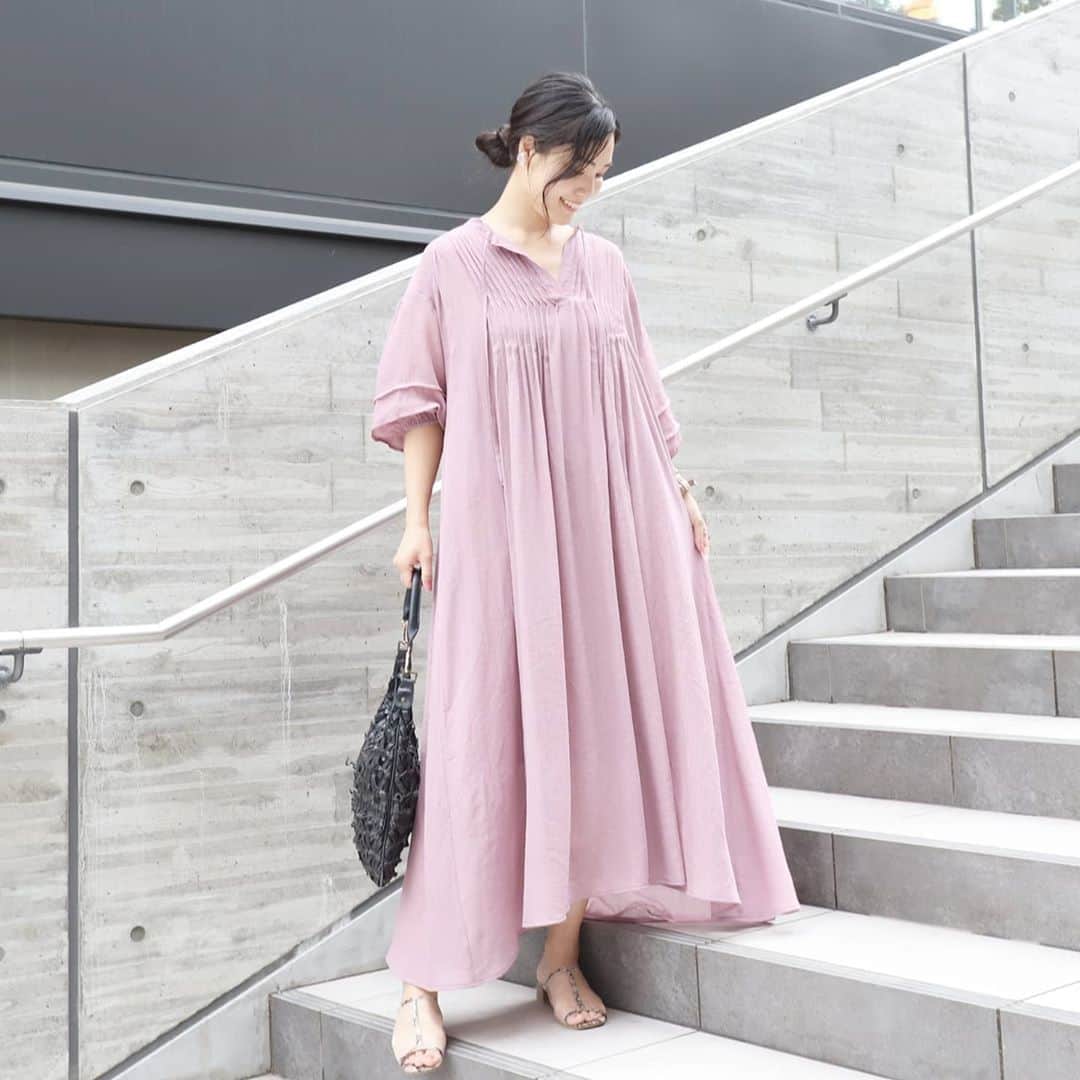 Eri Satoのインスタグラム：「lavender×blackコーデ · one-piece: @rectangle_official  shoes: @outletshoes_official pierce: @joueri · @rectangle_official の #楊柳Vネックロングワンピース このラベンダー色が好きすぎる💛 168cmの私が着ても短くなくて🙆🏻👌✨ · こちらは立川のグリーンスプリングス 夏休み中にもう1度子供たちと行きたいなぁー！近いし☺ ミュージアム行きたい☺ · #rectangle_official#rectangle_code#rectangle#レクタングル#ワンピース#高身長コーデ#ママコーデ#カジュアルコーデ#ワンピースコーデ#親子リンクコーデ#親子リンクコーデ愛好家#夏コーデ#fashion#ootd#outfit#code#coordinate#style#ファッション#コーディネート#コーデ#プチプラ#プチプラコーデ#シンプルコーデ#mamagirl#locari#partegram#カジュアル#お洒落さんと繋がりたい」