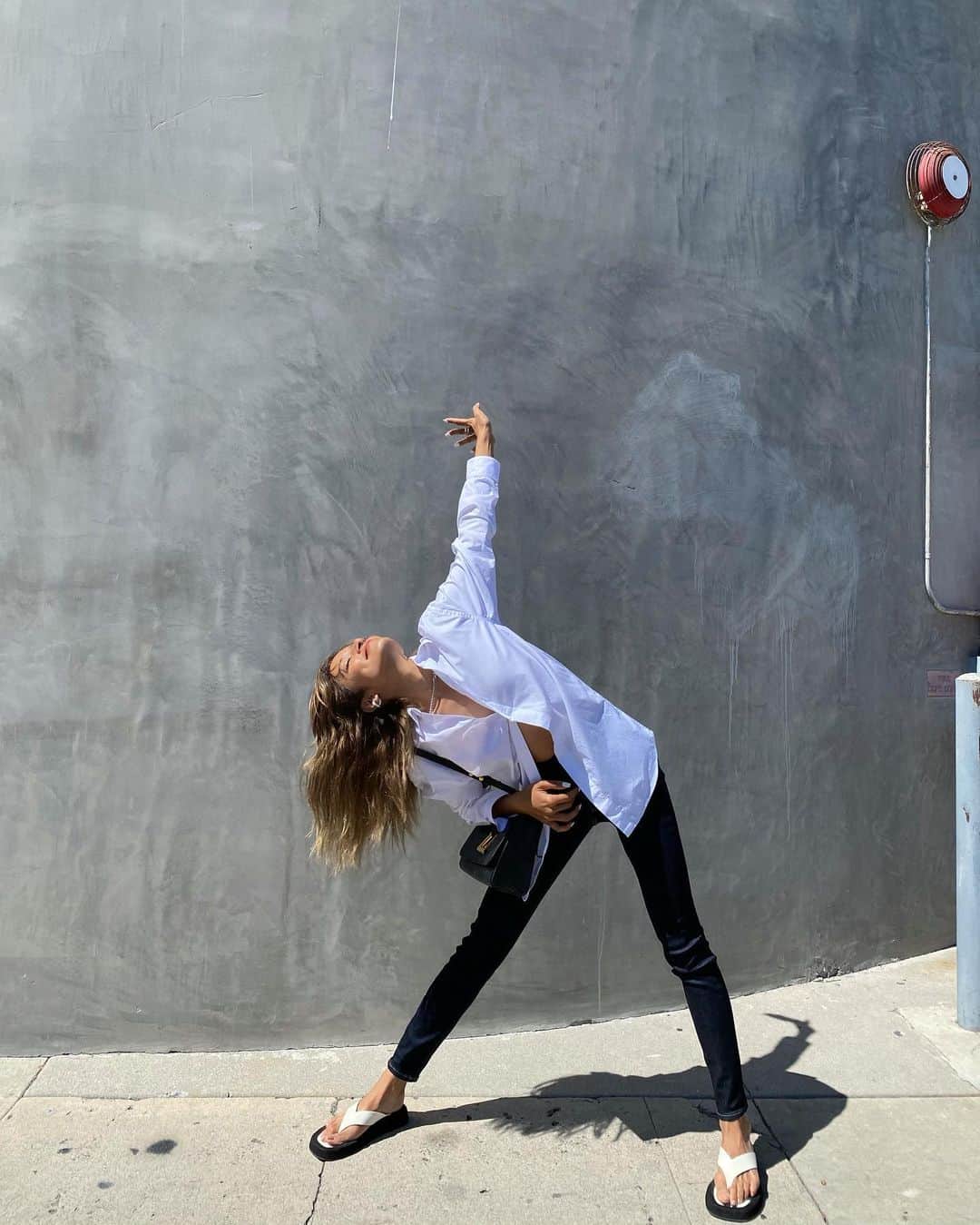 ローラさんのインスタグラム写真 - (ローラInstagram)「Happy Sunday 🧘‍♂️＋☕️＋🐶＋⛰＋📖✨　#SustainableDenim #OrganicCotton #モカのぽてぽて歩き」8月10日 9時22分 - rolaofficial