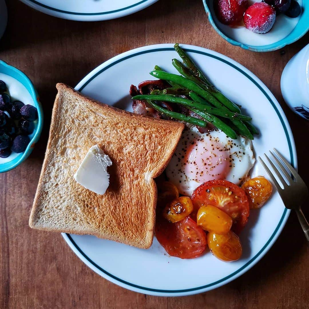 tamiさんのインスタグラム写真 - (tamiInstagram)「* #朝食 * 今日もモリモリ食べ～る🍳  夏空の下での作業で体力削られて、夜9時に寝落ち😪 (縁側の下のウッドデッキをリニューアルするよ)  💪💪💪 * #朝ごはん #モーニング#モーニングプレート  #morning#goodmorning  #パン#休日の朝#食事 #お盆休み#暮らし#日々のこと」8月10日 9時26分 - tami_73