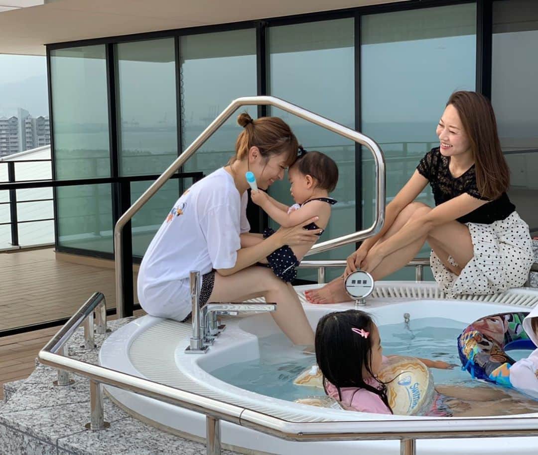 田中涼子のインスタグラム：「誕生日、私も髪下ろして﻿ たまたまドット柄のスカートだったのに﻿ サプライズで友達ファミリーが遊びに来てくれた時にはいつものクタクタな格好💦﻿ ﻿  あづちゃん可愛いプレゼントありがとう *･゜ﾟ･*:.｡..｡.:*･*:.｡. .｡.:*･゜ﾟ･*﻿ ﻿  ドット柄は何歳なっても好きだわぁ〜﻿ 似合わなくなったら言ってねって言ってある😅﻿ ﻿ ﻿」