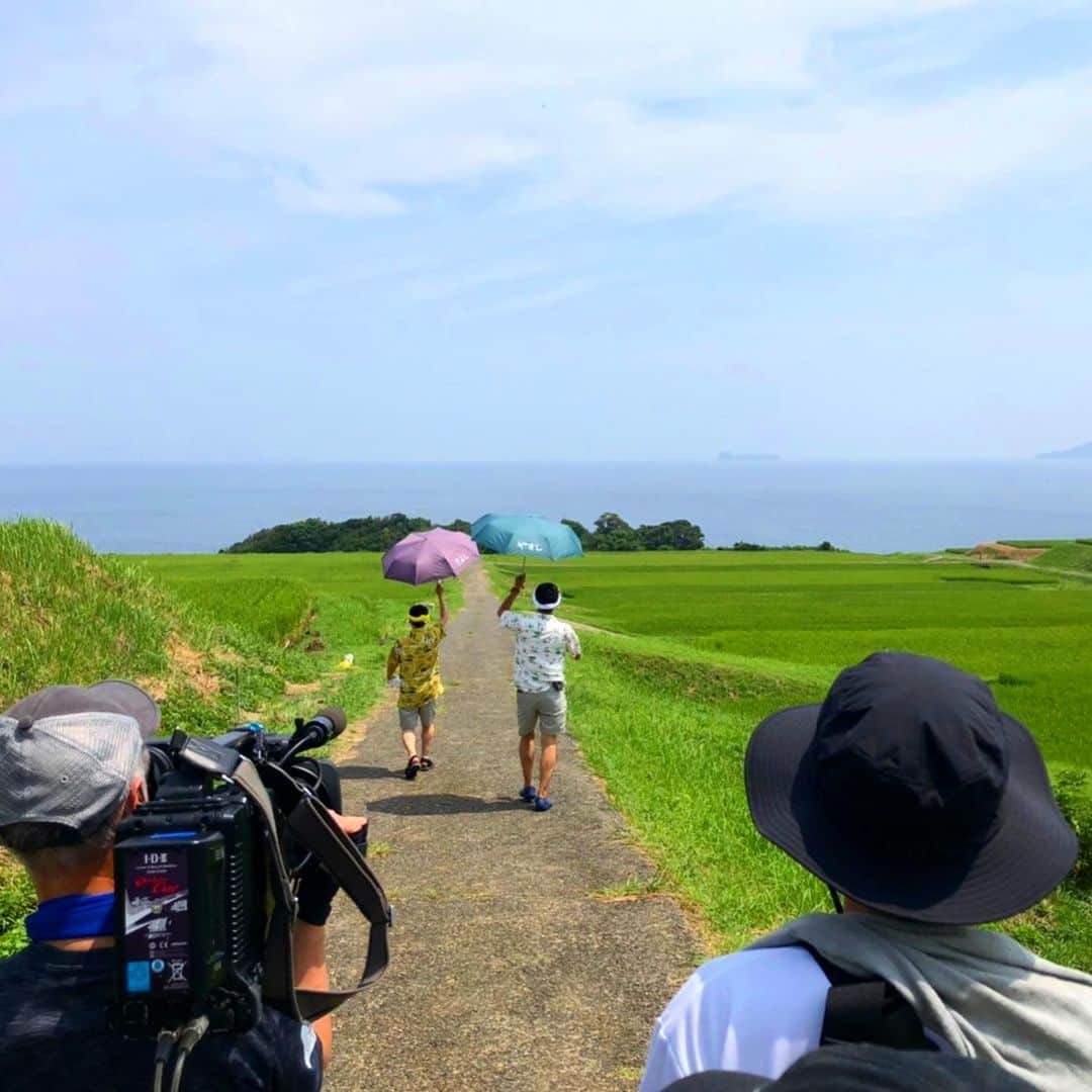 石田靖さんのインスタグラム写真 - (石田靖Instagram)「関西テレビ⑧『やすしきよしの夏休み2020』START😆 今年で20周年の #やすきよの夏休み 西川きよしさんと一緒に 海の京都〜伊根.宮津へ 今年も #キャンピングカー に乗って #自遊人 を訪ねます💨 放送は9月6日日曜日16時〜 お楽しみに‼️ #やすしきよしの夏休み2020 #やすしきよしの夏休み  #船屋の里伊根  #伊根 #宮津市 #シーカヤック #京都府唯一の海女さん #新井の棚田 #カレー焼きそば #絵梨奈 #藤木食堂 #miyazu  #黒岡冷菓  #グランピングビレッジhajime  #さや香  #きゃろっときゃべつ  #京都府住みます芸人  #一期一笑  #西川きよし #石田靖」8月10日 9時40分 - yasulog