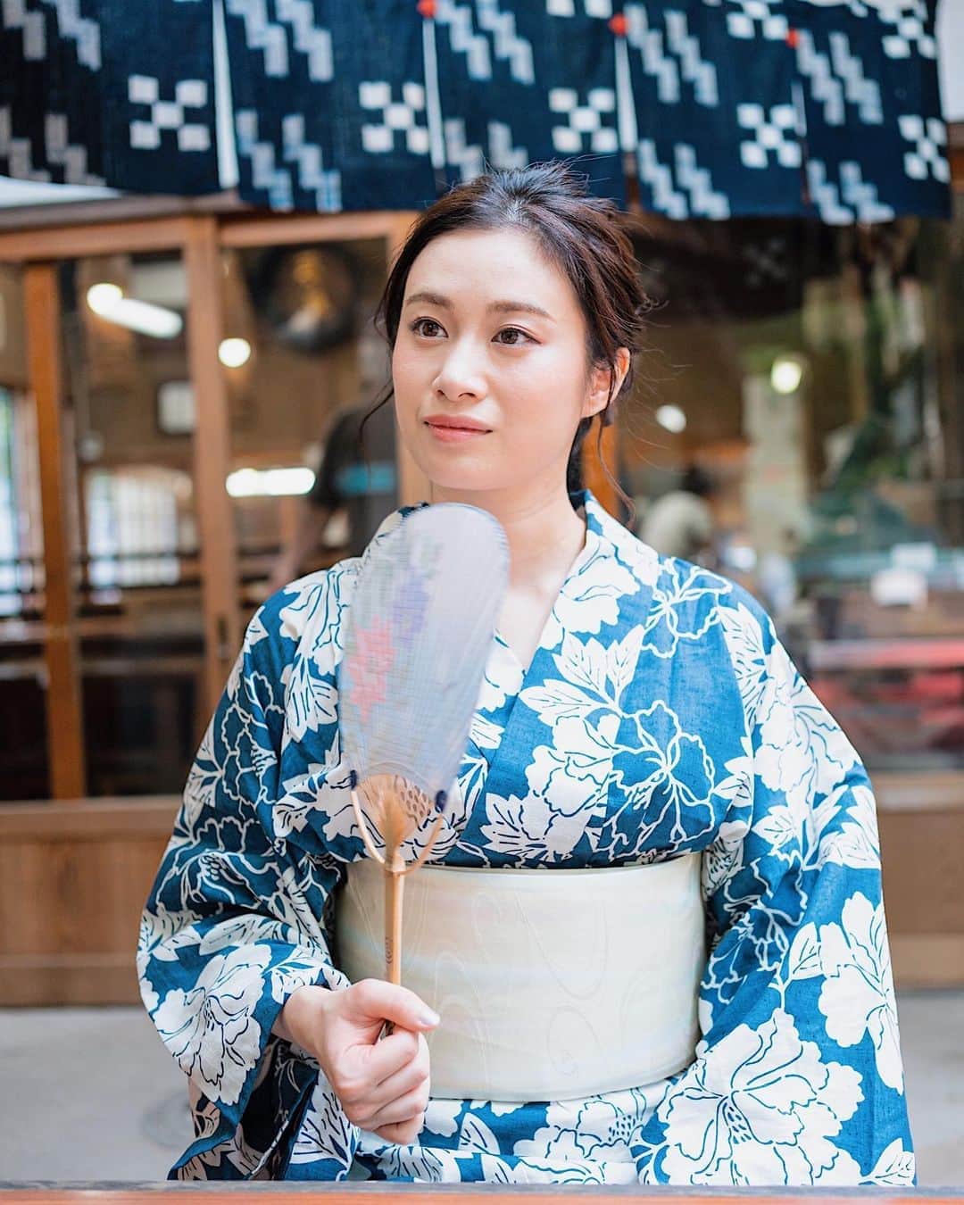 鈴木芳奈のインスタグラム：「浴衣とうちわと注文したものを待っている私。 おはよ☀️ #japanese#japan#kimono#yukata #actress#summer#浴衣#浴衣女子#大人浴衣#ポートレート#和服#撮影#作品撮り#役者」
