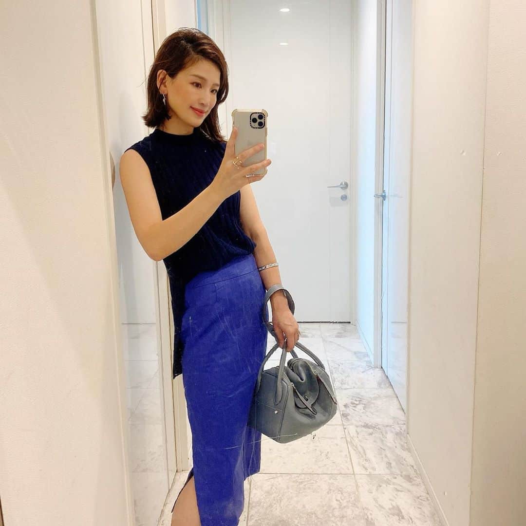 のインスタグラム：「#タイトスカート ❤️#ネイビーコーデ です。  しかし鏡傷だらけ😅 傷に絆創膏🩹たくさん貼ってて可愛かったけど🤣  #unitedarrows #hermes」