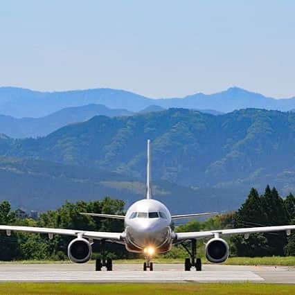 ジェットスター航空さんのインスタグラム写真 - (ジェットスター航空Instagram)「＼今日(8/10)は #山の日⛰／ #阿蘇くまもと空港 で山を背景にパチリ📸✈   いよいよ夏本番☀ ジェットスターは安心・安全な旅行を第一に、また皆さまにお会いできるのを楽しみにお待ちしております。　 ・ ▼#FareCredit(払い戻しオプション) 新登場♪ 詳しくはこちら https://bit.ly/farecredit200810ig ・ 直前に旅行を取りやめても、フライト運賃と追加オプション料金に相当する金額をFareCreditフライトバウチャーで払い戻し可能♪ ・ おトクな航空券は逃したくないけれど、予定が変わるかもしれないときなどに、ぜひご活用ください。 ・ 今なら、おトクなセールも実施中！ #スーパースターセール 国内全23路線 片道¥1,990～ セールでおトクな分、FareCreditで安心を付けたすのもGOOD👍 ▼セールをチェック！⏰ 8/13（木）17:00まで https://bit.ly/sss200810ig jetstar.comからもご覧いただけます。 ・ ▼安全対策について https://bit.ly/flywell200810_ig ・ #LCC #ジェットスター #jetstar_japan　#jetstar #FlyWell★ #WeAreBack★ #エアバス #A320 #飛行機好きな人と繋がりたい #飛行機倶楽部 #熊本空港 ・ 📷 by 澤田武志 ・ ※FareCredit(払い戻しオプション)はjetstar.comからのご予約に限りご購入いただけます。FareCreditフライトバウチャーでの払い戻しにFareCredit料金は含まれません。FareCredit（払い戻しオプション）およびFareCreditフライトバウチャーのご利用には諸条件が適用されます。 ※上記セール運賃はエコノミークラス「Starter」片道運賃です。支払手数料、空港使用料等が別途必要です。受託手荷物の料金は含まれません。セールは完売次第終了となります。諸条件が適用されます。」8月10日 9時55分 - jetstar_japan