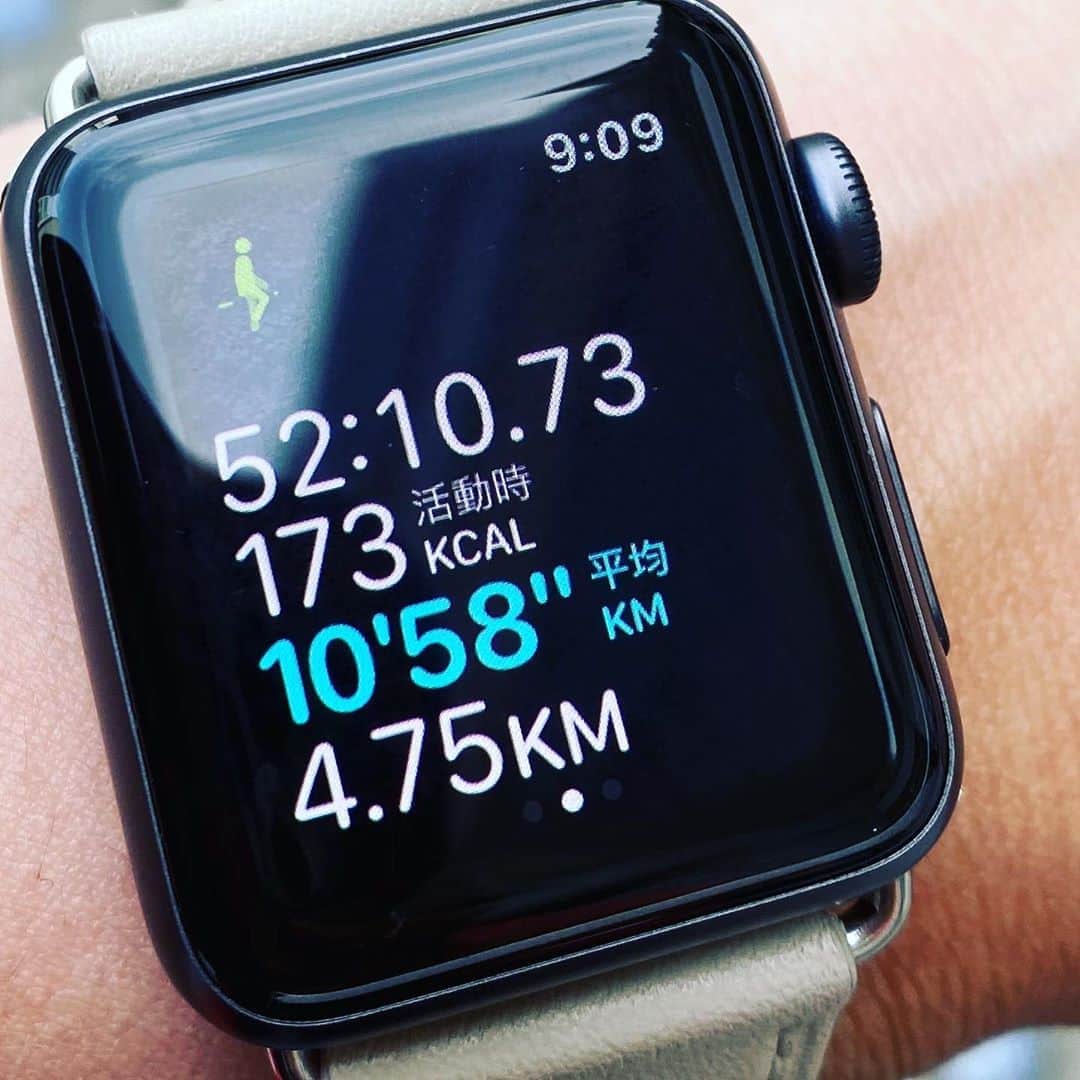 のインスタグラム：「5時半から目覚めても全くやる気が起きず、、8時すぎにやっと家を出てウォーキング😭途中挫折しそうで、ドラマを見ながら必死に継続しました😁 ... そうそう昨夜お友達のダイエット達人から連絡があり、1週間の食シートを送ると、、一日三食のカロリー配分を毎日同じにしようという指示がありました。 ... 一日のトータルではなく、、朝、昼、晩のカロリーをちゃんと決める。身体がいつどのくらいエネルギーが補給されるのかを覚えていたほうがエネルギーが燃焼されやすい身体になるんですって💦 ... 「スポーツ選手は決まった内容の食事を毎日決まった時間に食べている」と。たしかに。 ... その上総カロリーを300多く毎日とってました😭今日から食生活を見直していきます💪 #海保知里 #ダイエットママ #毎朝ウォーキング #ウォーキングダイエット」