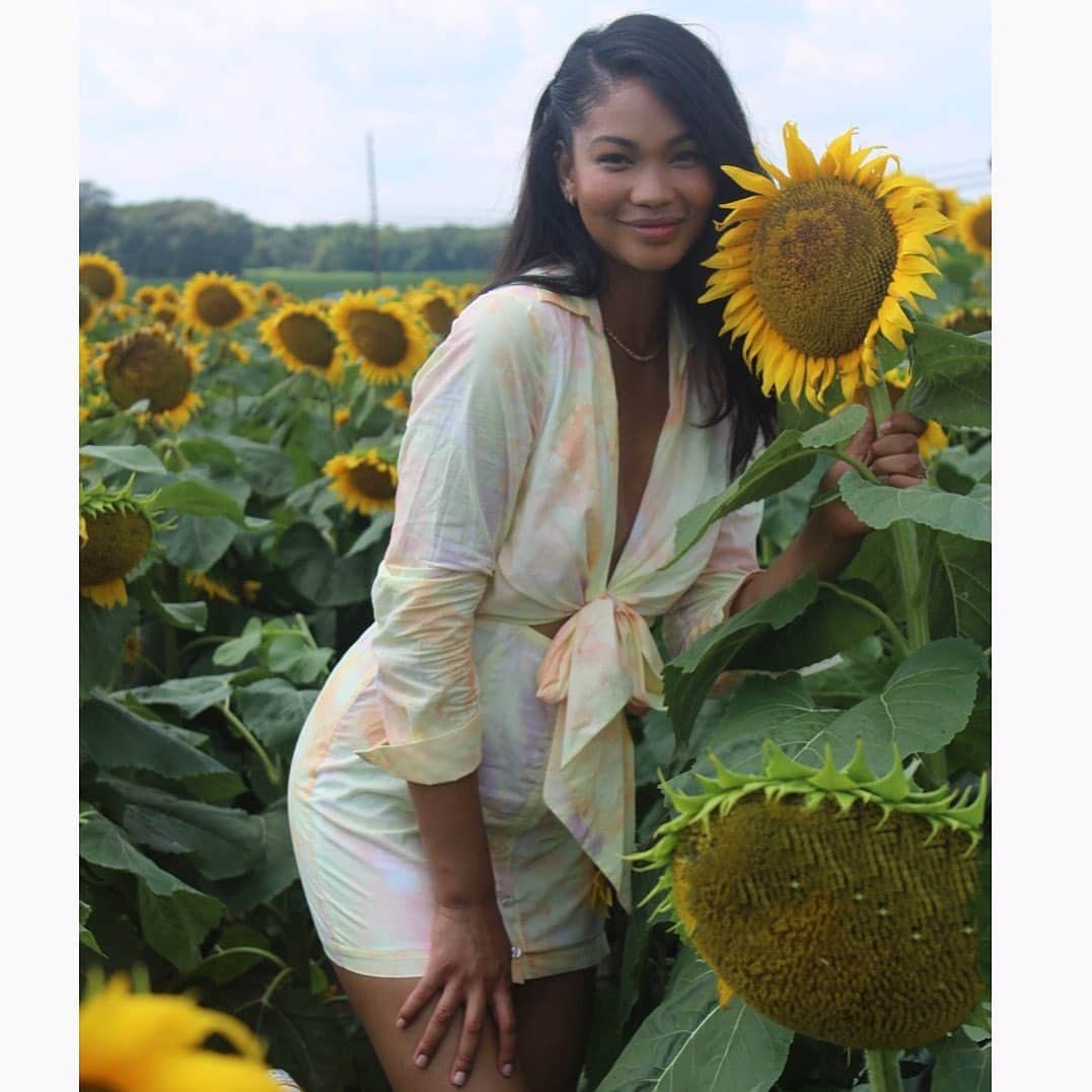 シャネル・イマンのインスタグラム：「🌻 @revolve Summer 🌻 #revolvesummer」