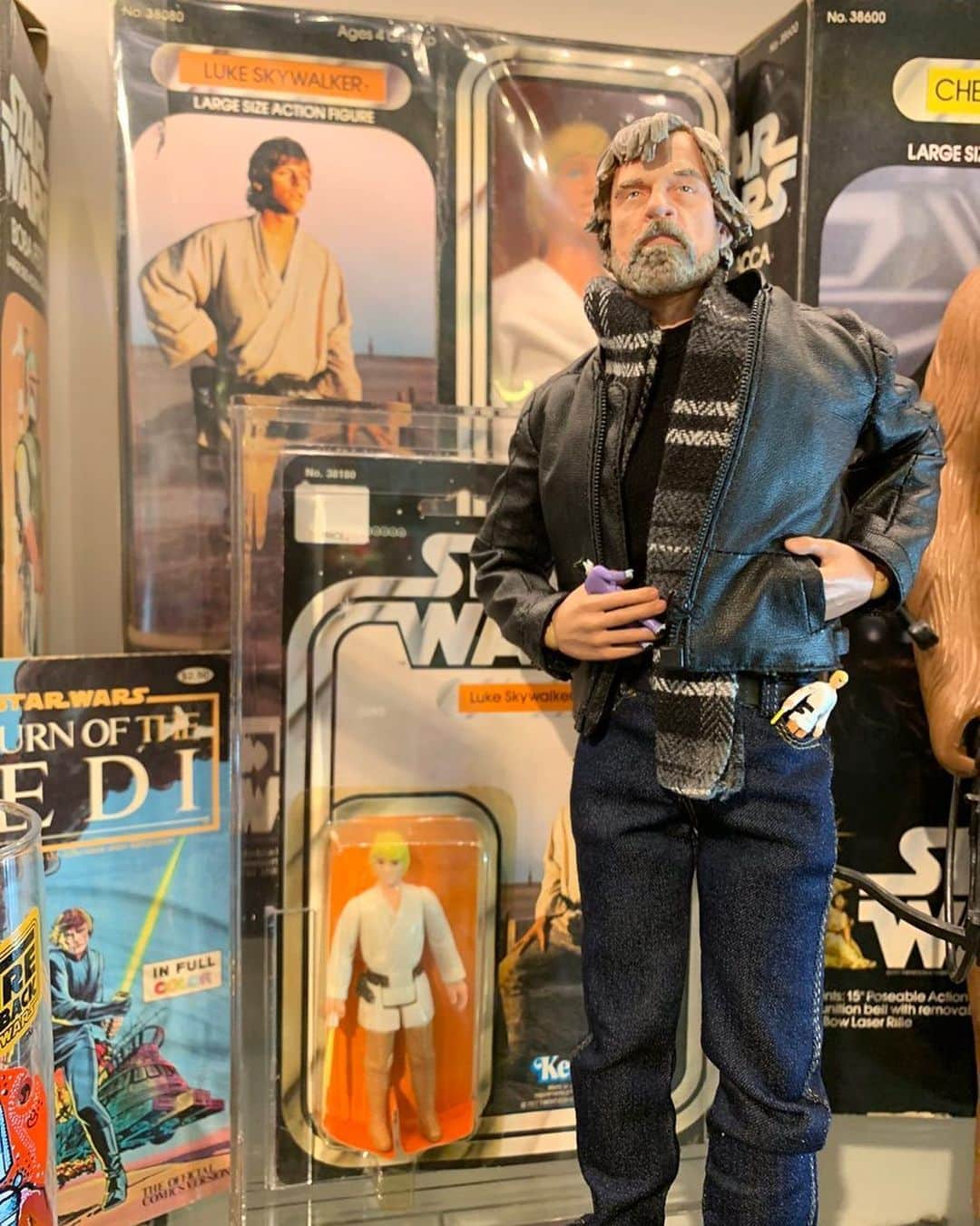マーク・ハミルさんのインスタグラム写真 - (マーク・ハミルInstagram)「Can a Mark Hamill action-figure with a mini action-figure of Luke Skywalker in his pocket (surrounded by still more Luke Skywalker action-figures of various sizes) get any more meta than it already is? I'm gonna go out on a limb here & say... not much. #SoManyMultiMiniMes」8月10日 9時54分 - markhamill