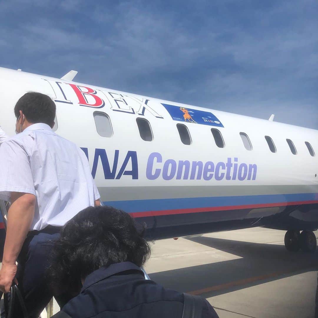 のインスタグラム：「飛行機は何回乗ってもなれん… しかも台風接近中😱揺れませんように…」
