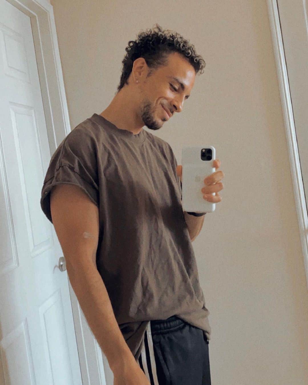 フェイスのインスタグラム：「going out for a walk. happy sunday my friends ♥️」