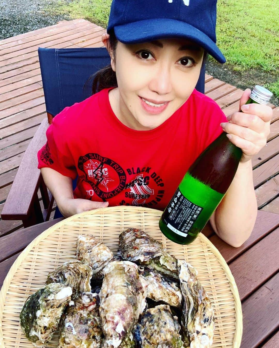 伍代夏子さんのインスタグラム写真 - (伍代夏子Instagram)「以前ある番組でご縁ができた、気仙沼の「男山本店」五代目・菅原大樹さんと、牡蠣養殖業「戸羽平」五代目・畠山政也さんから牡蠣とお酒の「五代目セット」が届きました💕 早速牡蠣をムキムキ🦪、お酒を程よく冷やし… 大粒で濃厚な唐桑の『もまれ牡蠣』と、フルーティーで爽やかなお酒は夏にピッタリ👍 五代目は粋だね〜😉 やっくん、大樹くんありがとう。 皆さんに宜しくネ〜😘 #気仙沼 #いつ行けるかなぁ #唐桑半島 #もまれ牡蠣 #戸羽平 #男山本店 #五代目 #伍代夏子」8月10日 9時58分 - natsuko_godai_official