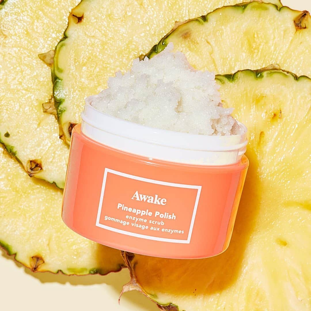 Tarte Cosmeticsさんのインスタグラム写真 - (Tarte CosmeticsInstagram)「Skin acting up under your mask? 🙋‍♀️😫 Get back on track with our NEW @Awakeskin Pineapple Polish vegan enzyme scrub 🍍 This 2-in-1 exfoliator + mask infused with 14% AHAs & pineapple enzymes is designed to retexturize, purify & hydrate, leaving your skin instantly smoother & glowing with just 1 use! ✨ 14% AHA blend: citric acids exfoliate & help improve the look of pores, fine lines & dark spots ✨ Pineapple enzymes: helps breakdown dead skin cells & smooth skin’s texture ✨ Jojoba, aloe, sunflower, moringa & grapeseed oils: soothe & nourish ✨ Sodium bicarbonate: delivers a sensorial lather & helps remove excess oil Shop now on awakebeauty.com. Head to our IG stories to learn more about our newest skincare must-have! #bottledbeautysleep #awakebeauty」8月10日 9時59分 - tartecosmetics