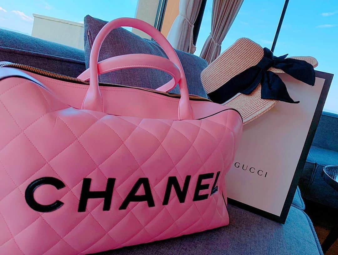 のインスタグラム：「l love shopping ＆ traveling 💖  Take me to a world where my heart beats 🏝💕✨  #ilove  #shopping #traveling  #takemeto  #myhartbeat  #gucci  #chanel  #pink #bag #Bostonbag」