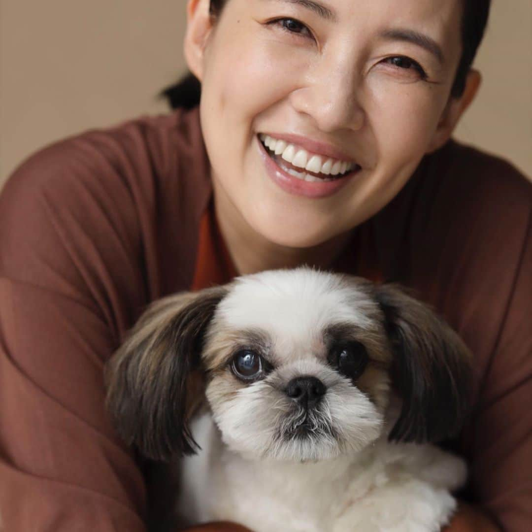 浜島直子さんのインスタグラム写真 - (浜島直子Instagram)「みなさんこんにちは🐶  このまえ ミセスの人たちが サボってないか  かくれてこっそり 団子🍡たべてないか  ベンツにのって 目をひからせてきました。  みんな わりと がんばっていました。  きょうも あついですが  みなさん ねっちゅうしょうには きをつけて ひるねしてください🐶✨ ・ #ミセス #ミセス9月号 #ピピちゃん #シーズー #元保護犬 @mrs._magazine ではピピちゃんがベンツに乗る動画が見られます🐶」8月10日 10時05分 - hamaji_0912