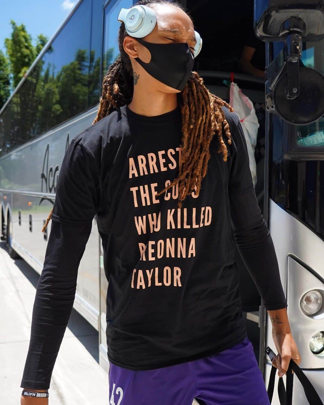 ブリトニー・グリナーのインスタグラム：「Imagine a world where you can’t go to sleep safely inside the four walls of your home. Its been 149 DAYS since Breonna Taylor was killed. WE ALL should be afraid to go to sleep until Jonathan Mattingly, Brett Hankison, and Myles Cosgrove are arrested for the murder of Breonna Taylor‼️✊🏾」