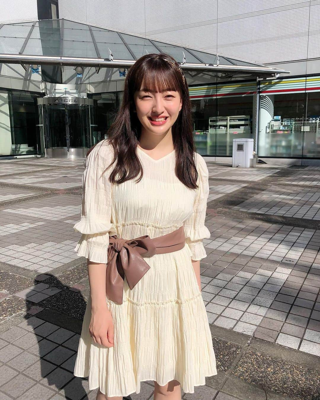 田島芽瑠さんのインスタグラム写真 - (田島芽瑠Instagram)「今日のスタジオ服（自前私服）はリリーブラウンのワンピースです❤︎✨  夏っぽく爽やかな白ワンピを購入しました！リボンのベルトが可愛い🎀  白って可愛いし着たいなーって思うけど、着膨れしそうだし大きく見えたら嫌だな〜って方もいるかもしれませんが（私がそう）これはベルトがしっかりり閉めてくれるし、首元がＶネックだから全体的にスッキリした印象を与えてくれます☺️  秋口まで着れるアイテムなのでゆるっと着ていこっと😘  #リリーブラウン #lillybrown #リリーブラウンワンピース #ウサギオンライン #usagionline #白いワンピース #白ワンピ #白ワンピース #ホワイトコーデ #ティアードミニワンピース #ティアードワンピース #ティアード #ミニワンピース #夏コーデ #夏服コーデ #チュニック #ゆるコーデ #大人コーデ #夏ワンピース #オフホワイト #白コーデ #ホワイトコーデ #ベルト #ワンピース #onepiece #夏ワンピ #バタフライ #アサデス #kbc #summerfashion  #夏ファッション」8月10日 10時22分 - meru_chan_official