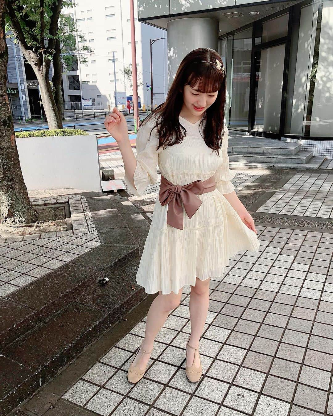 田島芽瑠さんのインスタグラム写真 - (田島芽瑠Instagram)「今日のスタジオ服（自前私服）はリリーブラウンのワンピースです❤︎✨  夏っぽく爽やかな白ワンピを購入しました！リボンのベルトが可愛い🎀  白って可愛いし着たいなーって思うけど、着膨れしそうだし大きく見えたら嫌だな〜って方もいるかもしれませんが（私がそう）これはベルトがしっかりり閉めてくれるし、首元がＶネックだから全体的にスッキリした印象を与えてくれます☺️  秋口まで着れるアイテムなのでゆるっと着ていこっと😘  #リリーブラウン #lillybrown #リリーブラウンワンピース #ウサギオンライン #usagionline #白いワンピース #白ワンピ #白ワンピース #ホワイトコーデ #ティアードミニワンピース #ティアードワンピース #ティアード #ミニワンピース #夏コーデ #夏服コーデ #チュニック #ゆるコーデ #大人コーデ #夏ワンピース #オフホワイト #白コーデ #ホワイトコーデ #ベルト #ワンピース #onepiece #夏ワンピ #バタフライ #アサデス #kbc #summerfashion  #夏ファッション」8月10日 10時22分 - meru_chan_official