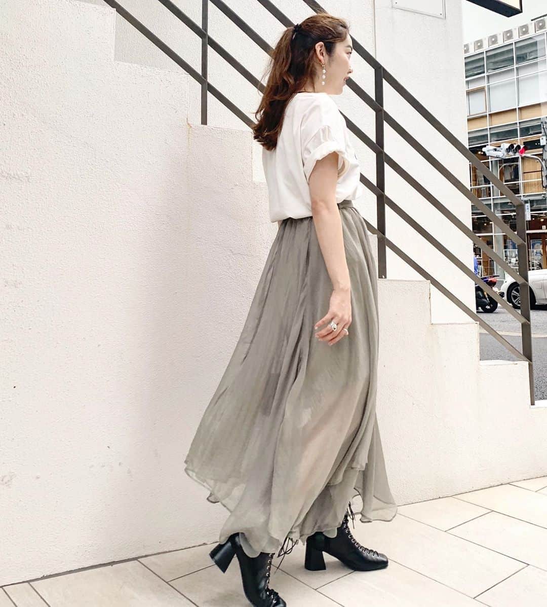 mina hinokuchiのインスタグラム：「. キラキラで、 歩くたびに、ふんわりした動きがでる箔プリントのフレアスカート！ . 去年2色買ったのに 今年ももう1色買い足すつもり、、♡ 今はTシャツとかタンクで着て、 冬は透けニットと合わせるんだ🧶 . #whoswhochico #salonbychico #フーズフーチコ　#web限定　#chico_web限定　#フレアスカート　#箔プリントフレアスカート」