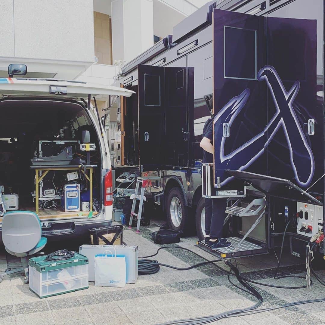 ただすけのインスタグラム：「配信準備中にチェックと言う名の社会科見学✨ 言葉がかなり鮮明に聴けるので、劇場で観たばかりの方にも是非オススメです〜☺️ 円盤発売はまだまだ先ですし。 #モリミュ #ライブ配信  #ディレイもあるよ」