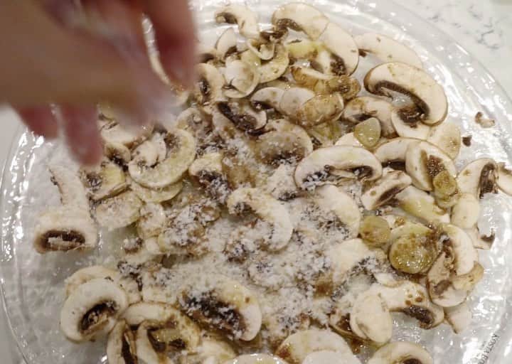 JUNNAのインスタグラム：「Netflixで見ているお気に入り癒しドラマ  『きのう何食べた？』を見て無性に食べたくなった  シロさんのラザニア(第4話)  再現🍅してみた  🍆なすとほうれん草た〜っぷり🥬  見終わった後は毎度、 中村屋の歌が頭から離れない...  ラザニアちょっと面倒臭いけど 美味しかった  ケンジの気持ち🥺  マッシュルームのサラダは初めて作ったけど  簡単、美味しくて気に入ってしまった！  ・マッシュルーム ・オリーブオイル ・オリーブ ・アンチョビ ・ガーリック ・パルミジャーノ ・レモン ・パセリ  #きのう何食べた #きのう何食べた再現レシピ #ラザニア #lasagna #マッシュルーム #マッシュルームサラダ#only」