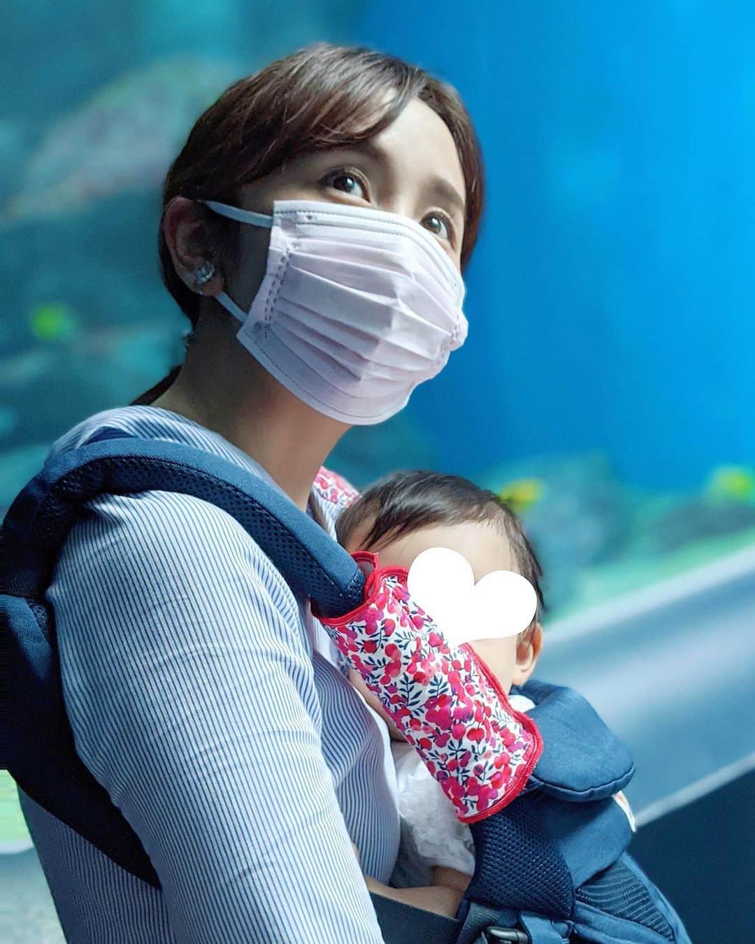 小野恵美のインスタグラム：「先月のことです💠  娘、水族館デビュー🐬🐠🐬🐠 最近はどこも事前予約制と検温消毒徹底してるので安心ですね☺️  指差しして、手をたたいて大喜び💕 私も主人も結婚前から良く行ってた水族館🐠 娘も好きになってくれたかな？  #水族館 #女の子ベビー #女の子ママ #赤ちゃん #赤ちゃんのいる生活 #赤ちゃんのいる暮らし #baby #babygirl #10カ月 #生後10ヶ月 #夏の思い出」