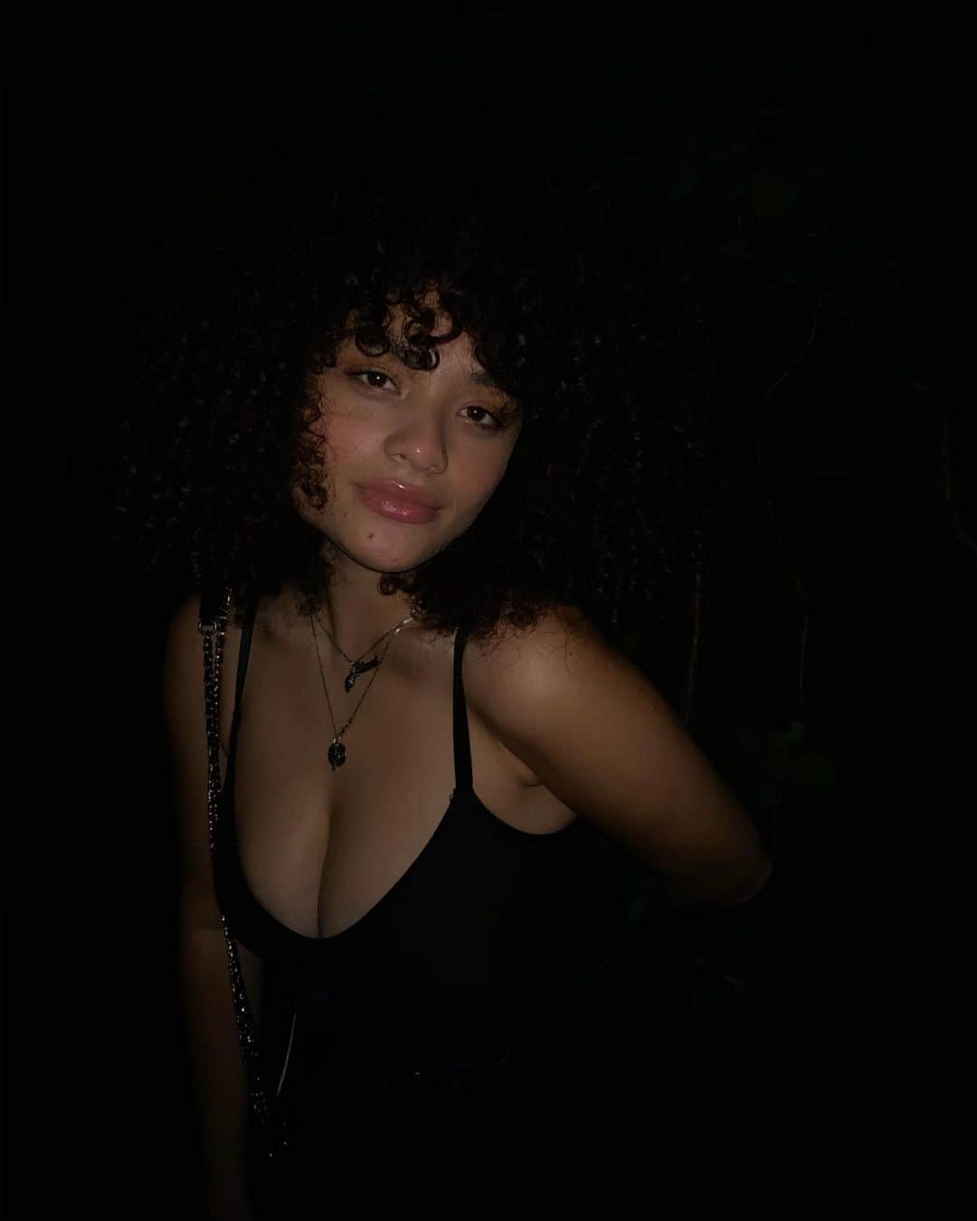 ダイアナ・ヴェラスのインスタグラム：「my best friend is forcing me to post these 🙄」