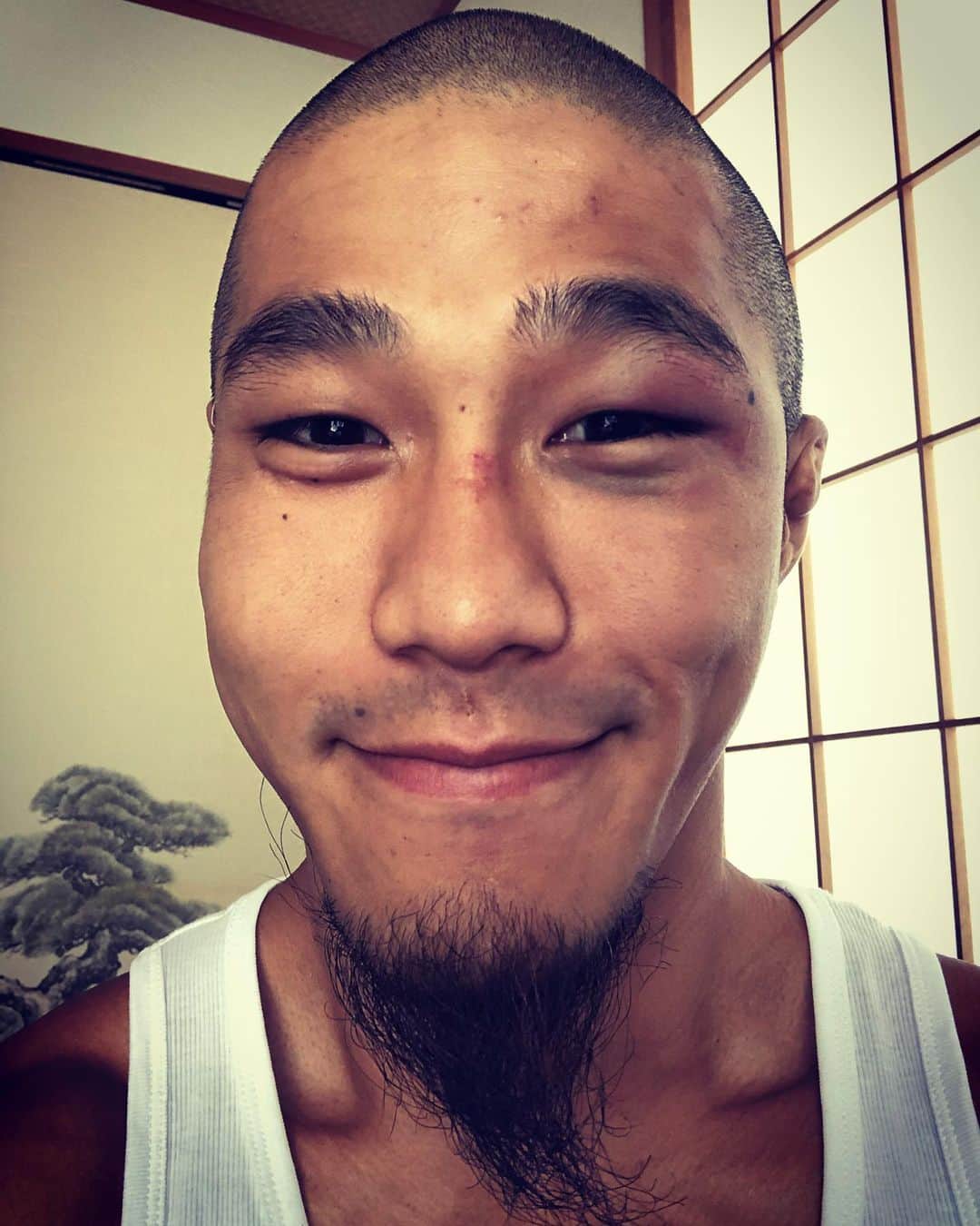 のインスタグラム：「ご報告、遅れました。すみません。 昨日の試合完全に負けました。最初の二発目のパンチからあまり覚えてないですが、また出直して来ます。僕を応援してくださった方がに感謝してます。僕の格闘技人生はまだまだ続くのでもしよかったら引き続き応援を宜しくお願いします。　本当にすみませんでした。 自分を見つめ直します。」