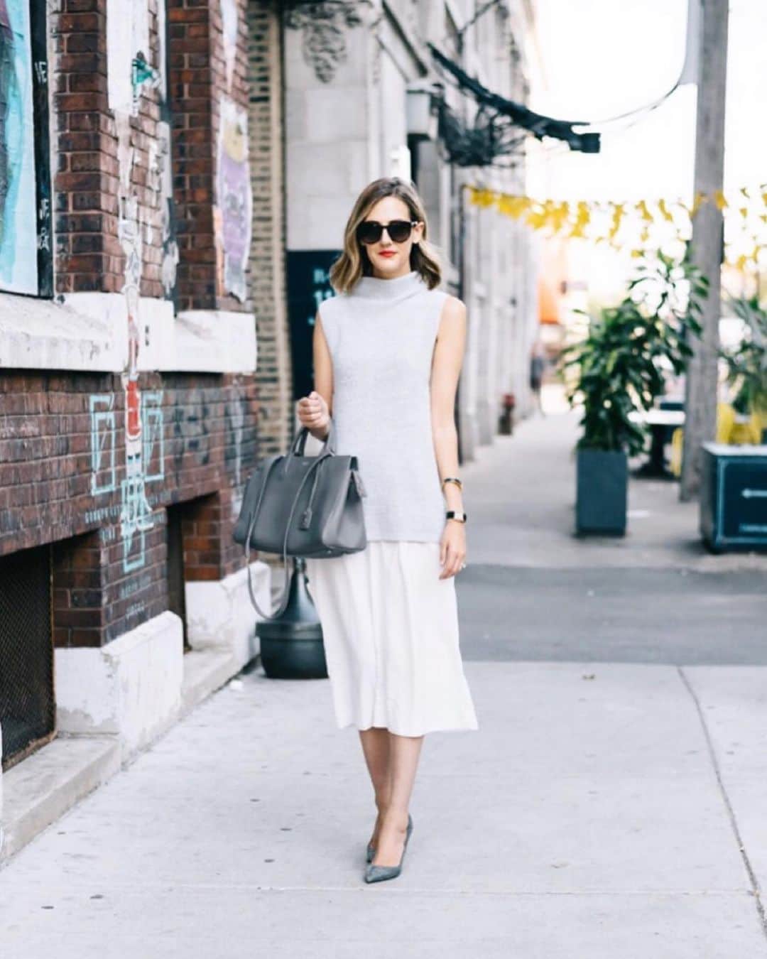 Anna Jane Wisniewskiのインスタグラム：「This photo is five years old. Gulp. 2015! I’m pretty sure it was my second session with @ironandhoney and I was photographing some #nsale finds (most likely too late, ha).   I receive a lot of questions about how I choose pieces that are built to last. Everyone is different but for me, it’s silhouettes that would easily go with a few things that are already IN my closet so I know I’ll be able to wear it. Yes, I love a good investment “splurge” but it’s not always about price—I’ve had this topshop sweater as long as I’ve had some Vince #nsale sweaters (swipe to see).   Someone asked me to style some #nsale picks from the past and I thought I’d go down memory lane and show some picks that I still own and wear (and honestly, I’d still wear all these looks!).   You can find my picks on the blog or here 👉🏻 http://liketk.it/2U8M2 #liketkit @liketoknow.it」