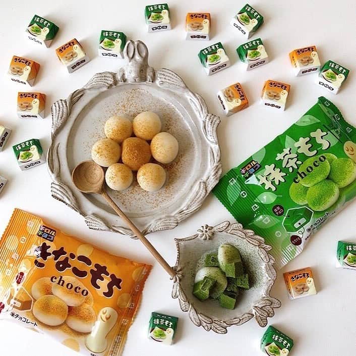 チロルチョコのインスタグラム：「みんな大好きチロルのきなこもちand抹茶もち〜Ω❤  実は7月からデザインリニューアルしました🧚‍♀️  もちもちのもちグミは大人から子供まではまってしまう不思議食感👩‍❤️‍👩  今日のおやつにいかがですか??🎪  穴あきの吊り下げタイプで全国で発売中です💁‍♀️  #tirol #tirolchoco #チロルチョコ #チロル #チョコレート #おやつタイム #chocolate   #おやつ #onmytable #sweetstable #スイーツ部 #おうちカフェ #日々の暮らし #sweettooth  #チョコ #おやつの時間  #スイーツ女子  #スイーツ男子  #チョコラブ  #chocolatelover  #snack #スイーツ大好き #sweetsmile #スイーツ  #shopチロルチョコ#きなこもち#抹茶もち」