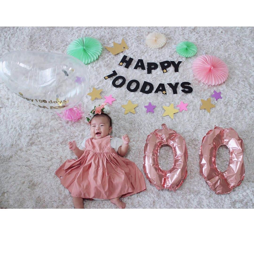 山田真以さんのインスタグラム写真 山田真以instagram 昨日で 生後100日 でした Happy100days 100days Anniversary ねぞうアート 寝相アート 着ている Marlmarl のエプロンワンピースは松田選手一家 Riki Matsuda Official Odaaya03 にお祝いで頂いたもの