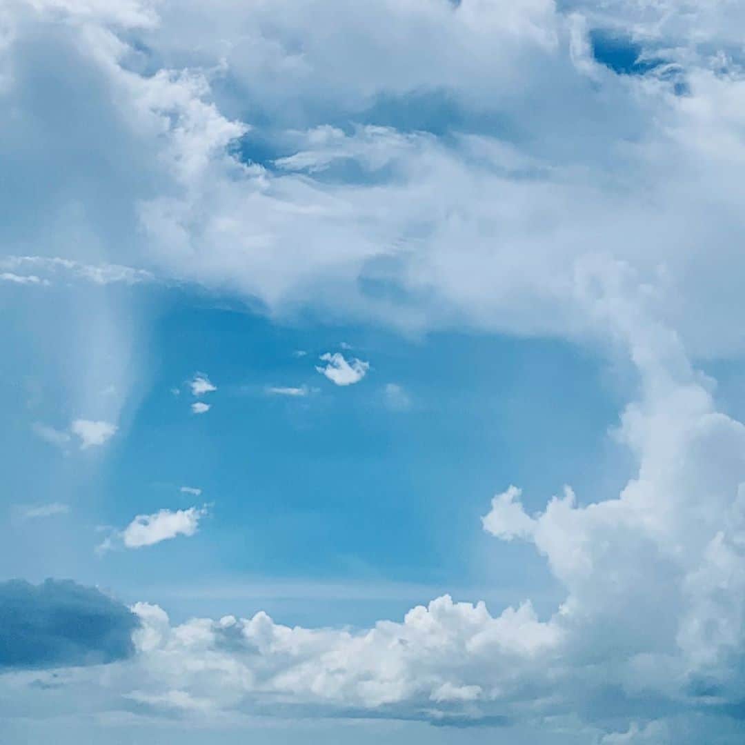 安珠のインスタグラム：「嘘みたいな本当﻿ 空に大きな窓﻿ 窓に小さな雲の鳥﻿ ﻿ #anjuphotographer #cloud #window ﻿ #安珠写真家　﻿」