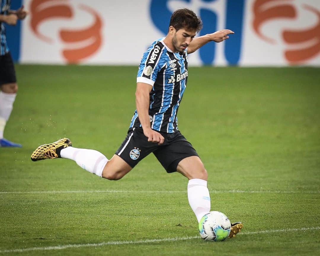 のインスタグラム：「Brasileirão com pé direito! ✔️🇧🇼💪🏼」