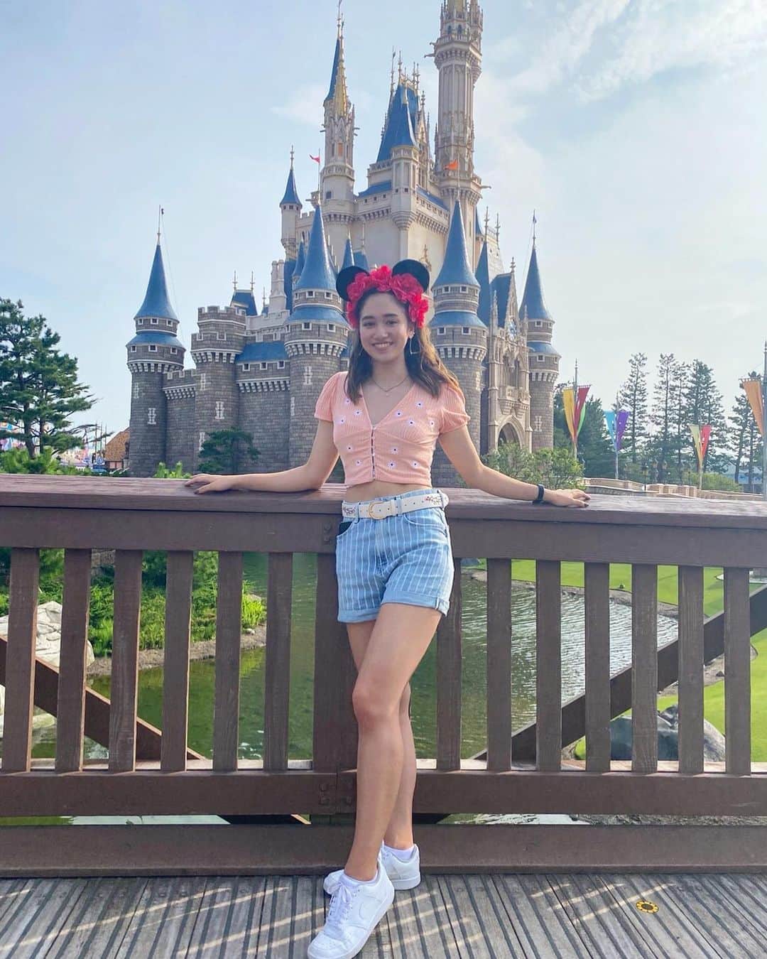 ベネット・マヤのインスタグラム：「Summer Disney ✨🏰 . . . . . . . . . . #disneyland #tokyodisneyland #gymnatics #tiltjump #dancephotography #disneyprincess #summervacation #dreamuponastar #university #hosei #gis」