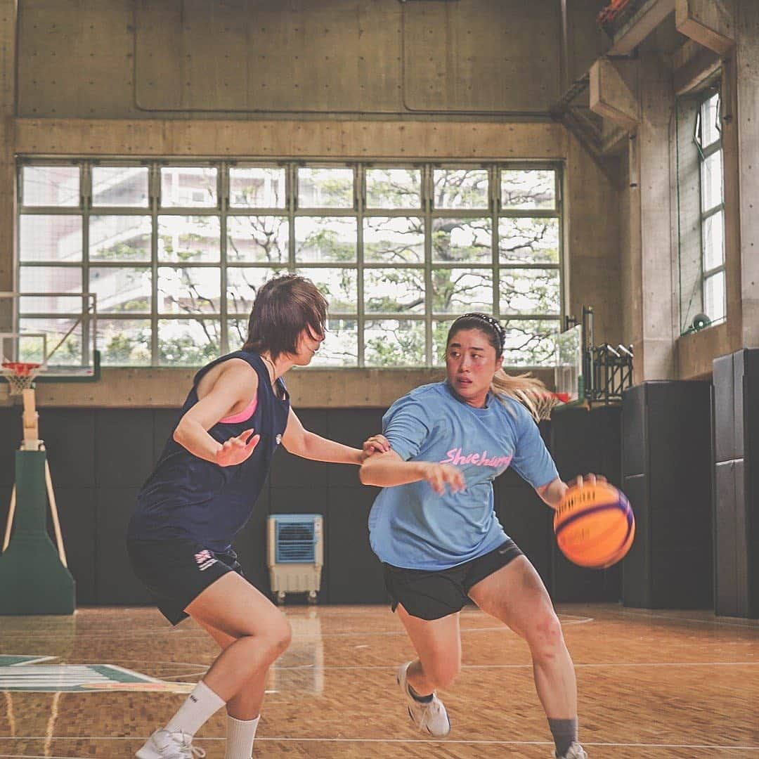 山田愛さんのインスタグラム写真 - (山田愛Instagram)「・ #basketball 🇦🇺🇳🇿🇯🇵 ・ 筋肉のつき方かっこいいと言われたからのせちゃう😎☀️ ・ #⛹️‍♀️ #japan #ballislife #3x3 #training #workout #blue #ocean #beach #coconut #海外バスケ #バスケットボール #バスケ留学 #オーストラリア #ニュージーランド」8月10日 10時53分 - aiyamada_