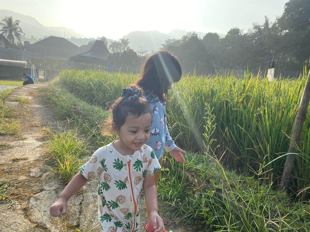 Shireen Sungkarさんのインスタグラム写真 - (Shireen SungkarInstagram)「Sawah ,hawwa ,dek sya dan abi yang lagi upload ig 😂masyaaAllah ❤️」8月10日 11時05分 - shireensungkar