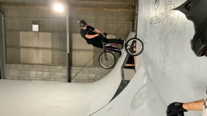 大池水杜のインスタグラム：「SOUND ON🔊　Air turn down look back with rear tire wall tap🤣 ルックバックしてみたら、タイヤがウォールに当たっていい音した🤣 @visavis_jp #タウン情報おかやま #ライト電業 #bigjohn #bluesakura #slopeshot #bmx #bmxgirl #bmxfreestyle #bmxwomen」