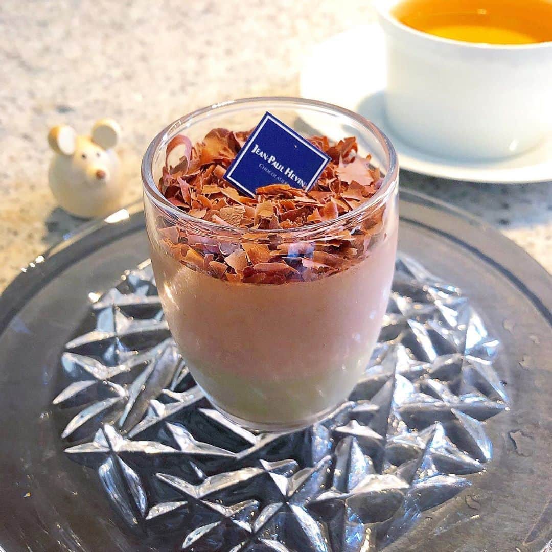 榊山敬代のインスタグラム：「🧁🥄… ・ 昨日この画像のハッシュタグを 編集する予定が削除してしまい  再投稿の巻ということで  上半期一番おいしかったスイーツの記録  お味の感想はご想像にお任せしまして  あまりにもおいしすぎましたので オイシイ感動に声をあげましたら  Siriが突然  📱💬…ボナペティ…  と呟くちょっと怖い事件発生  これを機にSiriにおいしいと あえてつぶやいてみましたら  タカヨサンハホントウニグルメデスネ と返してくださいましてビックリの巻  気の利いた言葉が返せないときは Siriに相談しようとおもうのでした  さてきょうは祝日とのことで スイーツ買いにゆきたい気分 ・ ・ 🛍🍰💬 ・ ・ ・ ・ #おうちカフェ #おうち大好き #enjoyhome ・ ・ ・ #sweets #Tokyo #表参道 #チョコレート #chocolate #チョコレートケーキ #スイーツ #ご褒美 #dolce #tea #紅茶 #日本画家 の #おやつ #🍫 #ジャンポールエヴァン #JEANPAULHEVIN #テイクアウト#takeout #takeoutfood #食器 #ガラス #スウェーデン #🇸🇪」