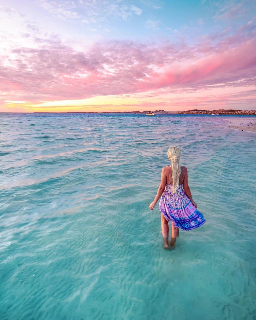 のインスタグラム：「Ningaloo pastel sunsets in @spell 💜  Head to the link in my bio for more pics and shop my current favorite styles ✨  📸 @bobbybense」