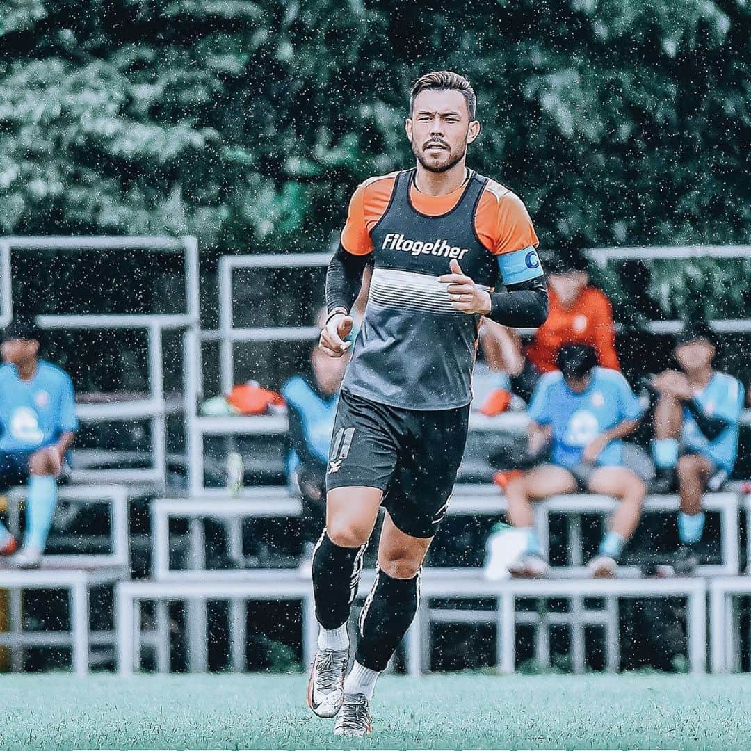 ヴィンセント・ケインのインスタグラム：「First friendly of the new season ✅ 5-1 win over Assumption  #bangkokfc #preseason #win #kv11 #fitogether」