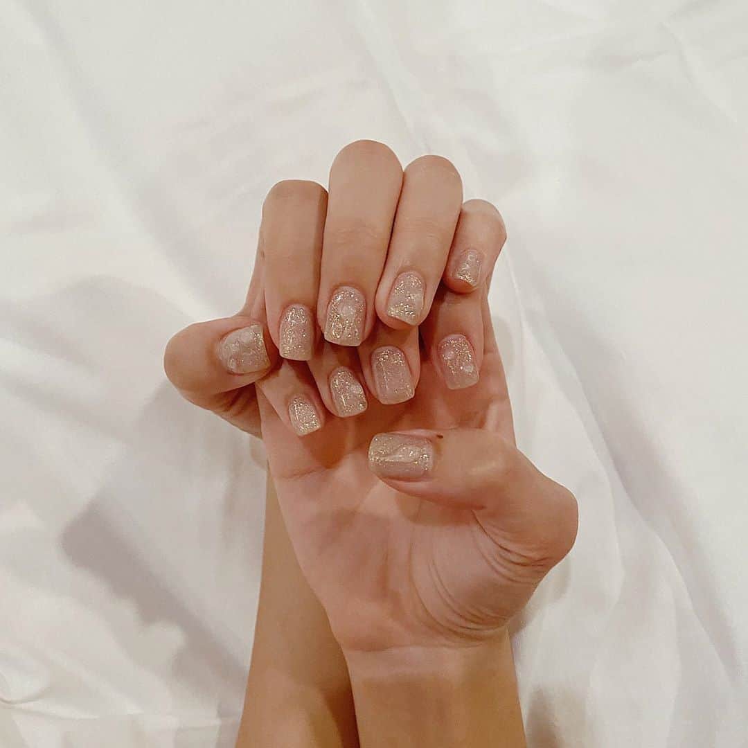 大和屋穂香（ほのちぃ）のインスタグラム：「・ new #nail ♡ 可愛くてみとれてしまう… ・ #handnail @mayu_kaida  #footnail  @kana_aragaki   #しずくネイル #ターコイズネイル」