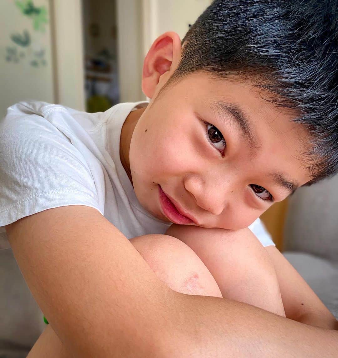 ブラザー4チャンネルのインスタグラム：「改めて・・・﻿ ﻿ ㊗️だいちゃん11歳になりました㊗️﻿ ﻿ 誕生日当日だけじゃなく、家族6人揃ってお祝いされたら11歳になれるんだ！というだいちゃん！﻿ パパのお休みの日に無事6人でお祝いできました✨﻿ ﻿ これでちゃんと11歳になったと喜んでくれただいちゃん💕﻿ 中々6人揃わない事が多い家族ですが、それでも文句言わず待ってくれる子どもたちには本当に感謝です！﻿ ﻿ 早くにインスタでだいちゃんのお祝いメッセージをくださった方々ありがとうございました😊﻿ ﻿ #brother4﻿ #だいちゃん﻿ #誕生日﻿ #11歳﻿ #まだまだ甘えてくれるらしい﻿」