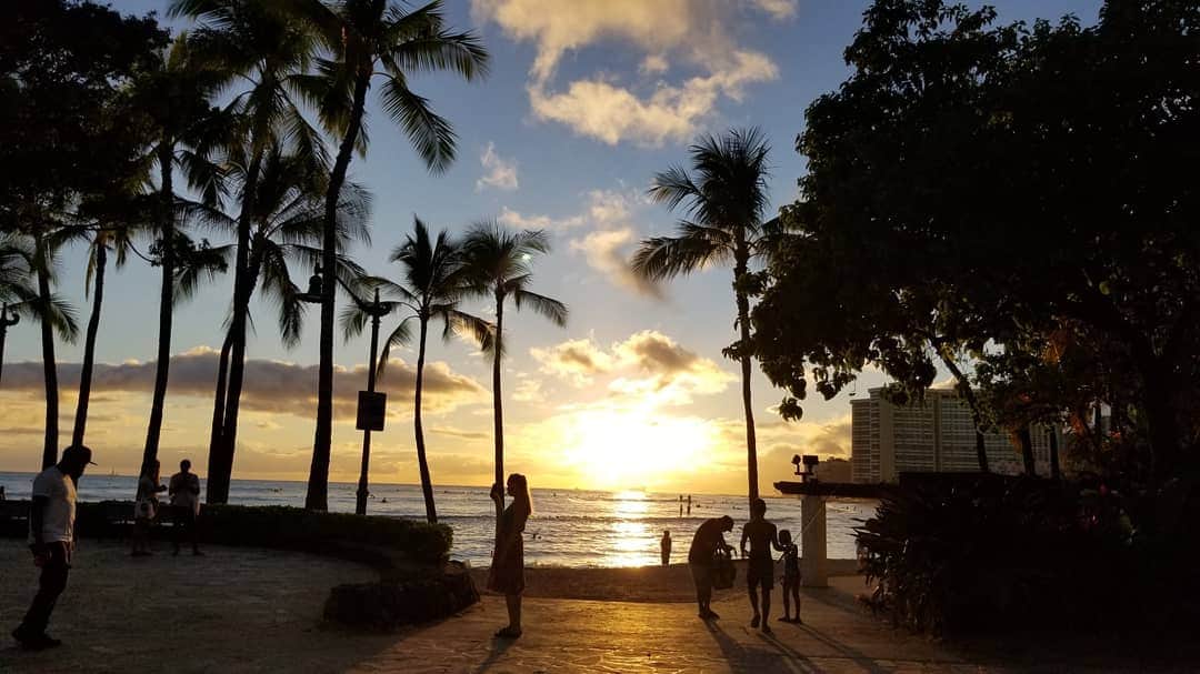 瀬川慶さんのインスタグラム写真 - (瀬川慶Instagram)「The day before shutting down the beach and park again. We will miss this, but we can do it! ビーチと公園2度目の閉鎖の前日、けっこうな賑わい。よっしゃ、あともう一度がんばろう！！  #hawaii #aloha #waikikibeach #covid19hawaii #honolulu #sunset #kalakauaavenue  #socialdistancing #ハワイ　#アロハ　#カラカウア通り　#ワイキキビーチ　#コロナに負けるな　#コロナどっか行け　#サンセット　#本気でソーシャルディスタンスして　#本気でマスクもして　#アロハスタイル　#ユーチューブ」8月10日 11時17分 - kei.segawa