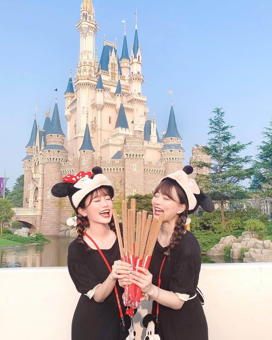 Kanaのインスタグラム：「ㅤ ㅤ 見て見て見て この幸せな束ッッッ🥺💐🌈 ㅤ ㅤ 夢のチュロス大量持ち🐭🎉🏰❤️ 10本あります、1人5本！🙌🏻笑 ㅤㅤㅤ ㅤ  嬉しすぎてみーずんちゃんとふたりで ずっとにやにやにこにこしてた☺️ ㅤ かなずんのノリ楽しすぎて最高😂❤️笑 ㅤ ㅤ ちなみにこれ ちゃんと全部食べました🥴✌🏻 ㅤ ㅤ ㅤ ㅤ ㅤ ㅤㅤㅤ #かなずん ㅤ #kana_disney ㅤ ㅤ ㅤ #東京ディズニーリゾート #東京ディズニーランド #ディズニーランド #チュロス #ディズニーフード #パークフード #イーストサイドカフェ #ミッキー #ミニー #ディズニーコーデ #シンデレラ城 #tokyodisneyland #tdl #tokyodisneyresort #tdr #disneyfood #disneyeats #cinderellacastle #churros」
