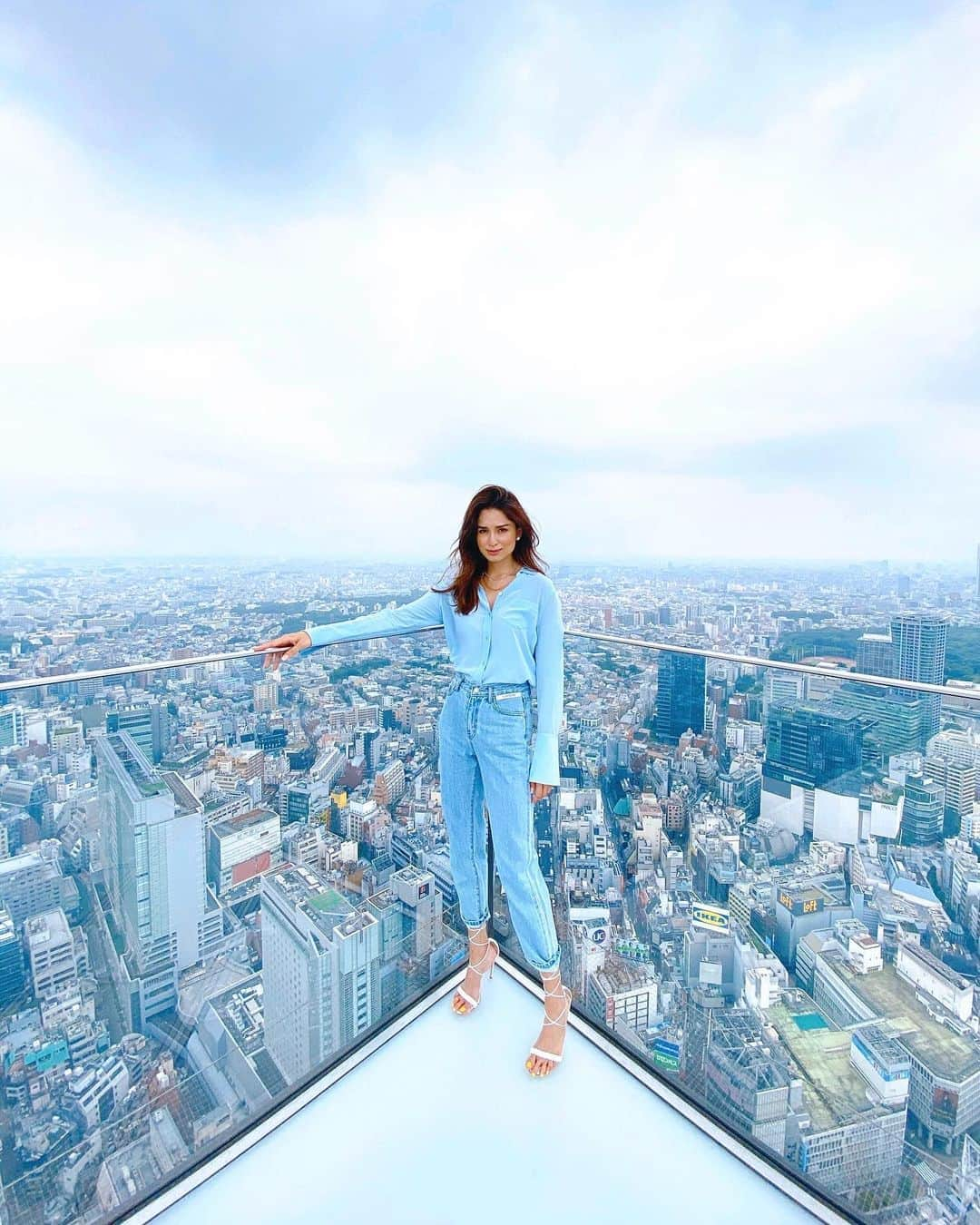 ケリーさんのインスタグラム写真 - (ケリーInstagram)「週末「SHIBUYA SKY」行ってきました💙💙💙 ・ 「渋谷スクランブルスクエア」屋上の展望施設 「SHIBUYA SKY」(渋谷スカイ)！ ・ 透明ガラスのフェンスがありますが、まるで 「空中散歩」をしているかのような風景です💙😇🌃 ・ 渋谷上空229mから広がる360度の景色を 眺めることができます🗼🌅🌉🌃🗻 ・ すぐ下を見下ろすと「渋谷のスクランブル交差点」が 見えますが、真下を見るとかなりドキドキします😱😅 ・ I finally went to @shibuya_sky last weekend!!! ・ You catch the best views of Tokyo at  this 360° open-air observation deck at the  rooftop of Shibuya Scramble Square❗️ ・ Shibuya Sky is approximately 230 metres  above ground and is the highest point in the  district of Shibuya!🙊 ・ The ‘Sky Edge’, a corner where you can look  down at the cityscape below without any  obstruction, is a particular good photo spot that  provides a panoramic view of the city.🗻🌉🌅🗼😍 ・ Its the most breathtaking view of Tokyo City 😱😆 ・ Thank you @diegoacaqui for  capturing this moment 💙🙏 ・  #tokyo#shibuya#shibuyasky#rooftop#360view#tokyo2020#mostgo#渋谷スカイ#ルーフトップ#渋谷#東京2020#東京#kellymisawa」8月10日 11時20分 - kellymisawa