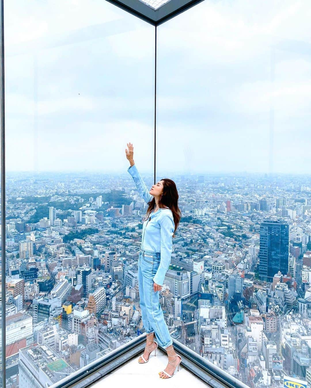 ケリーさんのインスタグラム写真 - (ケリーInstagram)「週末「SHIBUYA SKY」行ってきました💙💙💙 ・ 「渋谷スクランブルスクエア」屋上の展望施設 「SHIBUYA SKY」(渋谷スカイ)！ ・ 透明ガラスのフェンスがありますが、まるで 「空中散歩」をしているかのような風景です💙😇🌃 ・ 渋谷上空229mから広がる360度の景色を 眺めることができます🗼🌅🌉🌃🗻 ・ すぐ下を見下ろすと「渋谷のスクランブル交差点」が 見えますが、真下を見るとかなりドキドキします😱😅 ・ I finally went to @shibuya_sky last weekend!!! ・ You catch the best views of Tokyo at  this 360° open-air observation deck at the  rooftop of Shibuya Scramble Square❗️ ・ Shibuya Sky is approximately 230 metres  above ground and is the highest point in the  district of Shibuya!🙊 ・ The ‘Sky Edge’, a corner where you can look  down at the cityscape below without any  obstruction, is a particular good photo spot that  provides a panoramic view of the city.🗻🌉🌅🗼😍 ・ Its the most breathtaking view of Tokyo City 😱😆 ・ Thank you @diegoacaqui for  capturing this moment 💙🙏 ・  #tokyo#shibuya#shibuyasky#rooftop#360view#tokyo2020#mostgo#渋谷スカイ#ルーフトップ#渋谷#東京2020#東京#kellymisawa」8月10日 11時20分 - kellymisawa