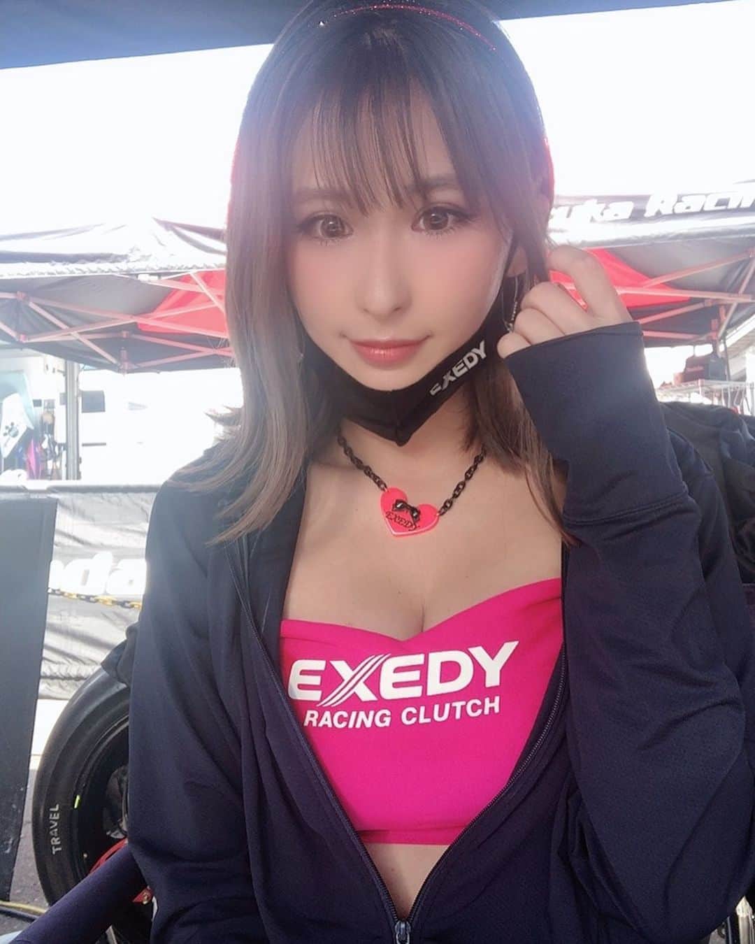 有馬綾香のインスタグラム：「菅生あっっっついですな😂  スケです！👇 12:55〜13:15 団扇配布@イベント広場 13:35〜 JSB1000スタート進行 13:55〜決勝レーススタート  です🥰  12:55からの団扇配布は お写真も撮れるので是非来てくだせぇ！！🤗 団扇数量限定です！  #全日本ロードレース #スポーツランドsugo #EXEDY」