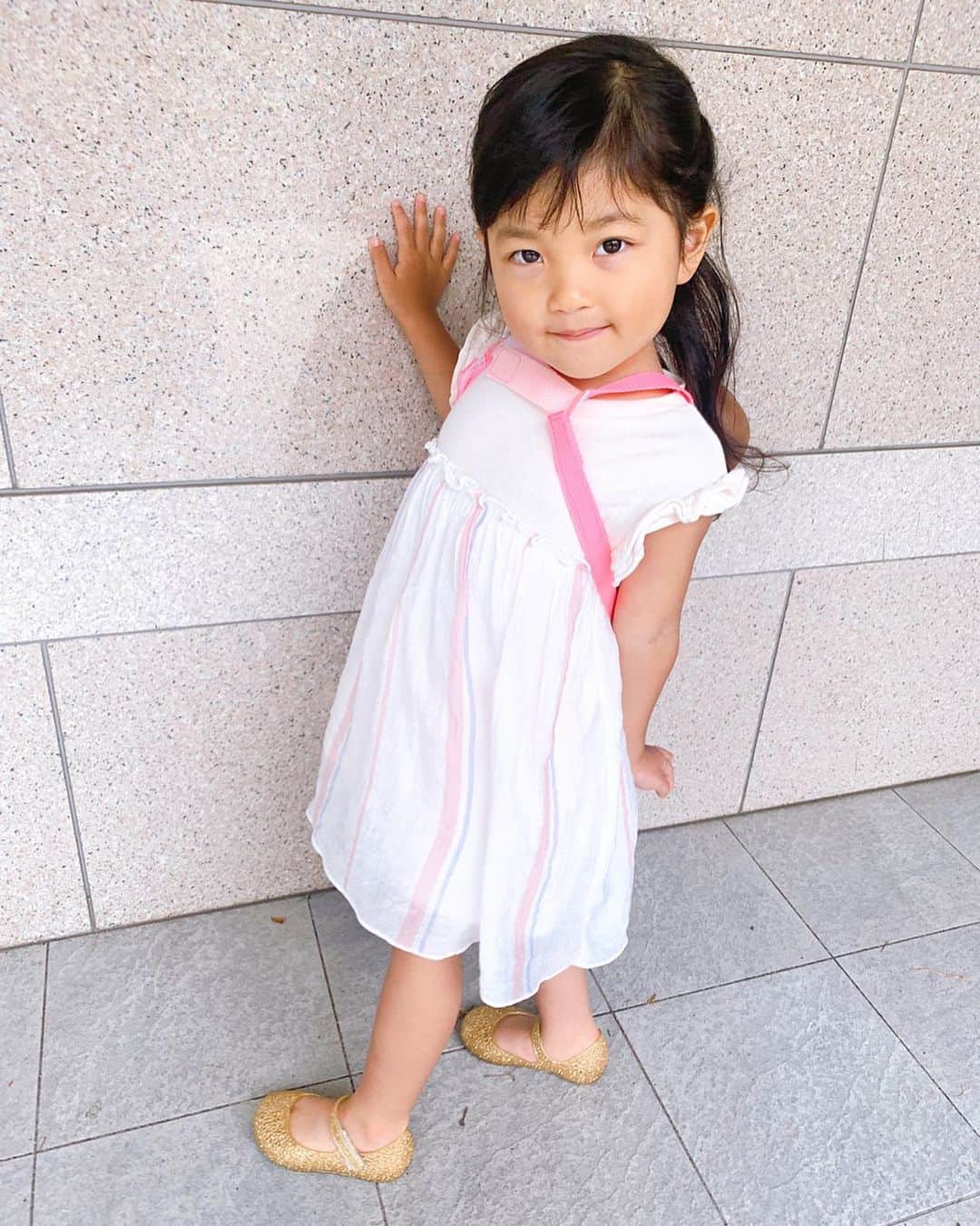 三好絵梨香さんのインスタグラム写真 - (三好絵梨香Instagram)「このポーズで写真撮って♡ 私はあねらママよ♡ だって😂笑  #3歳 #女の子#ママ#ママになりたい #お世話好き#人形おんぶ」8月10日 11時31分 - erika.miyoshi