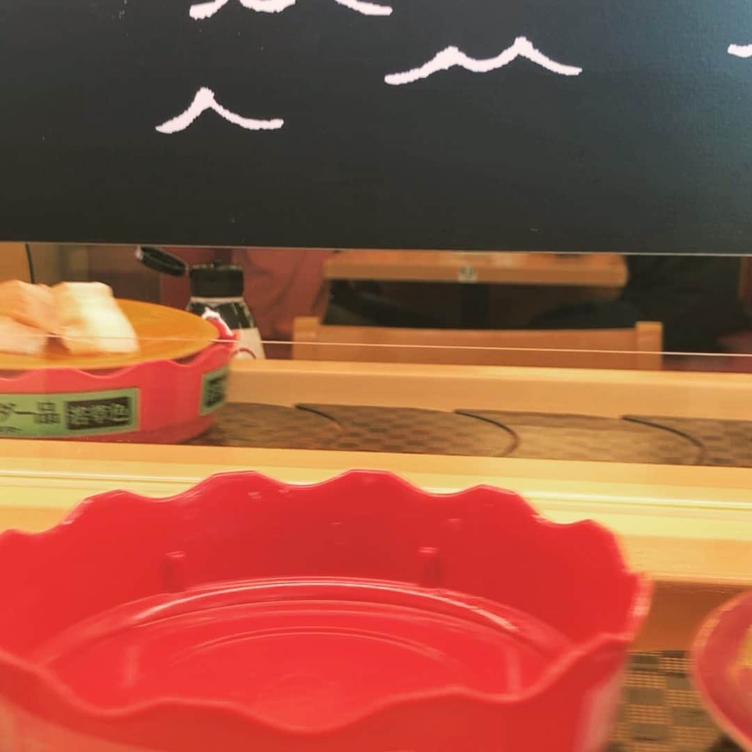 中村譲のインスタグラム：「空いてたからまた行ってみた❣️ 鈍臭いのかなかなか取れなかった(笑) #スシロー #寿司  #マグロ  #回転寿司  #sushi」