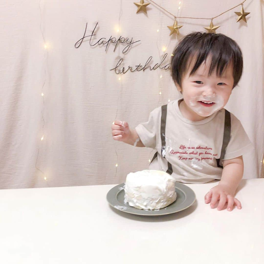 Kikuno Sayumiさんのインスタグラム写真 - (Kikuno SayumiInstagram)「〻smash cake〻 ・ ・ ・ あらたんの1歳の誕生日会をしたよ🎉 ・ 本当は愛媛に帰省して盛大にやる予定がコロナで無くなってしまった… ・ 残念だったけど家族でケーキ食べたりおもちゃで遊んだり楽しかった🥰 あらたんも楽しんでくれたかなー？ ・ ・ 1年前を振り返ると… 真夏の妊婦、それはそれは大変で、スーパー行くのもフーフー。娘も何処にも連れて行ってあげられなかったし、身体中痛いし重いし、出産も7年振りで初産みたいな感じで色々大変だったけど、赤ちゃんは可愛いし娘も可愛がってお世話してくれて、本当に幸せで💘 ・ 2人目の余裕からか娘の時にした赤ちゃんと一緒に泣くなんて事も泣く、適当育児でそんなにストレスも感じずここまできてる☺️ ・ あらたんもスクスク育ってくれて、これからも家族で元気で楽しく過ごして行きたいな✨ ・ あらたん1歳おめでとう♡♡大好きだよ😍 ・ ・ 絶対やりたかった#スマッシュケーキ 🎂 ねえねと一緒に @pigeon_official.jp のキットで作った♡ 高さ欲しくて3段にして中はバナナ入り🍌 ・ これ簡単で美味しい！ クリームの泡立てが少し大変やったけど😂 大好物の @oec_kingdom のピオーネ🍇を乗せたら初めそれしか食べなくてw ・ フォークで食べさせたらケーキやっと食べ始め、しまいには#顔面ケーキ してた🤣 みんなで大っ爆笑🤣 ・ 多分手にクリームが着くのが嫌だったのであろう。 ・ 私的にねえねの「鼻の中はいるぜ〜」がツボ♡「ぜ」って言うの愛媛の伊予弁なのです🍊 ・ ※大爆笑の音量注意※ ・ ・ #あらたんコーデ#1歳#男の子ママ#誕生日#誕生日ケーキ#1歳バースデー #mamagirl #ママリ#ママリクッキング #ピジョン#スマッシュケーキ手作り #smashcake #赤ちゃん#赤ちゃんのいる生活 #1歳誕生日 #赤ちゃん動画#もぐもぐタイム」8月10日 11時34分 - sayumikikuno